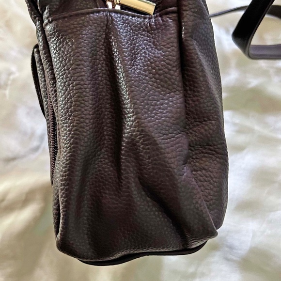 SHOULDER BAG, LEATHER, AVON SIGNATURE, DARK BROWN, TOP ZIP, HAS MANY POCKETS, - Picture 5 of 10